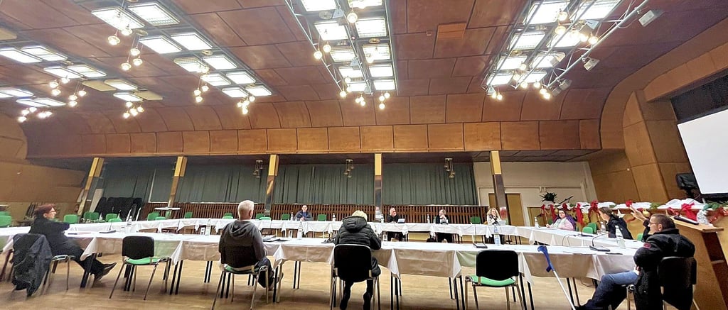 Der Kulturhaussaal in Tangerhütte ist auch für Sitzungen mit zehn Leuten voll beleuchtet.