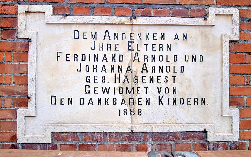 Eine Aufschrift erinnert an die Übergabe des Hauses im 19. Jahrhundert.