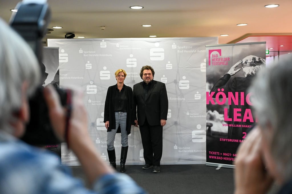 Die Theater-Regisseurin Tina Lanik (l) und der Intendant der Festspiele in Bad Hersfeld, Joern Hinkel, stellen das Programm für 2023 vor.