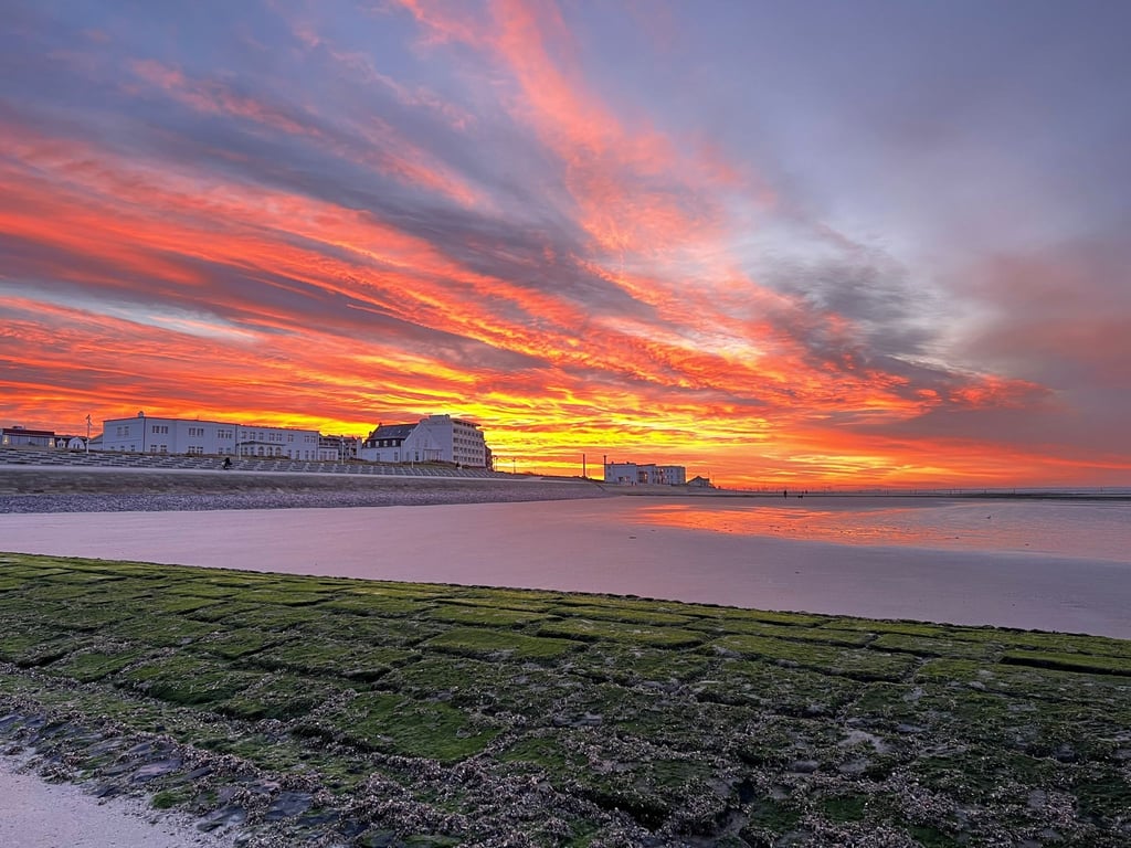 Bunt gefärbt ist der Morgenhimmel über Norderney.