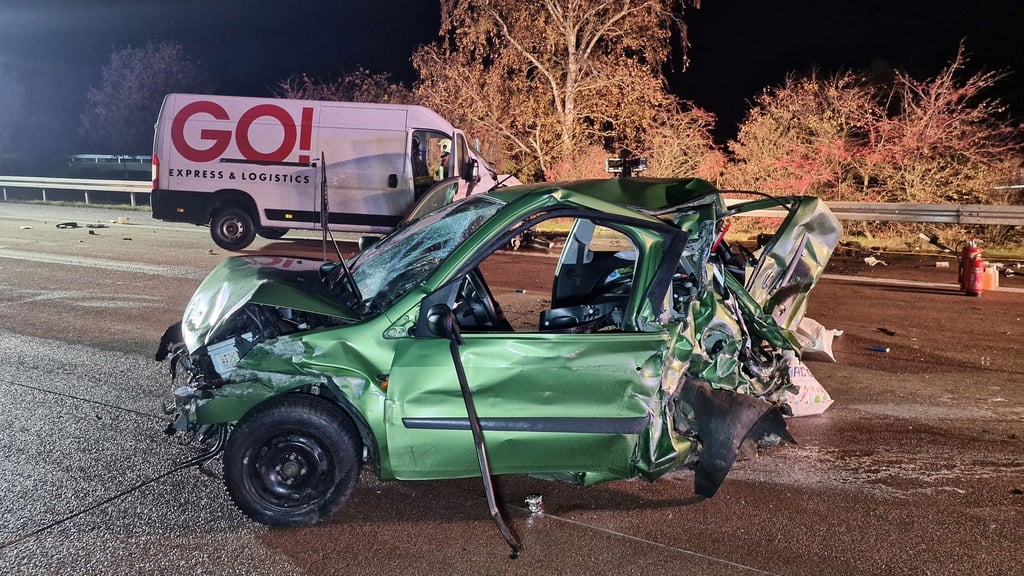 Die beiden Unfallfahrzeuge stehen auf der Autobahn A9 im Landkreis Potsdam-Mittelmark.