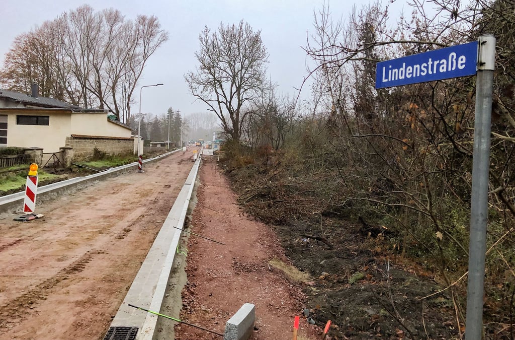 In der Lindenstraße in Quedlinburg zwischen Ditfurter Weg und dem Stadion soll jetzt der Asphalteinbau beginnen.