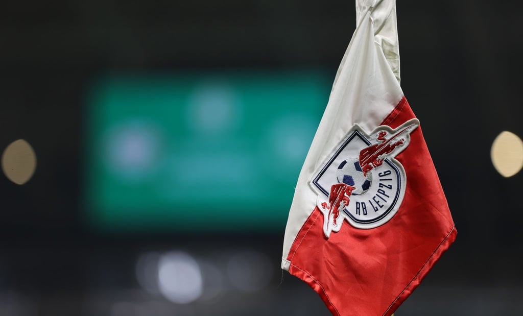 Eine Feld Ecke Fahne mit dem Logo vom RB Leipzig ist zu sehen.