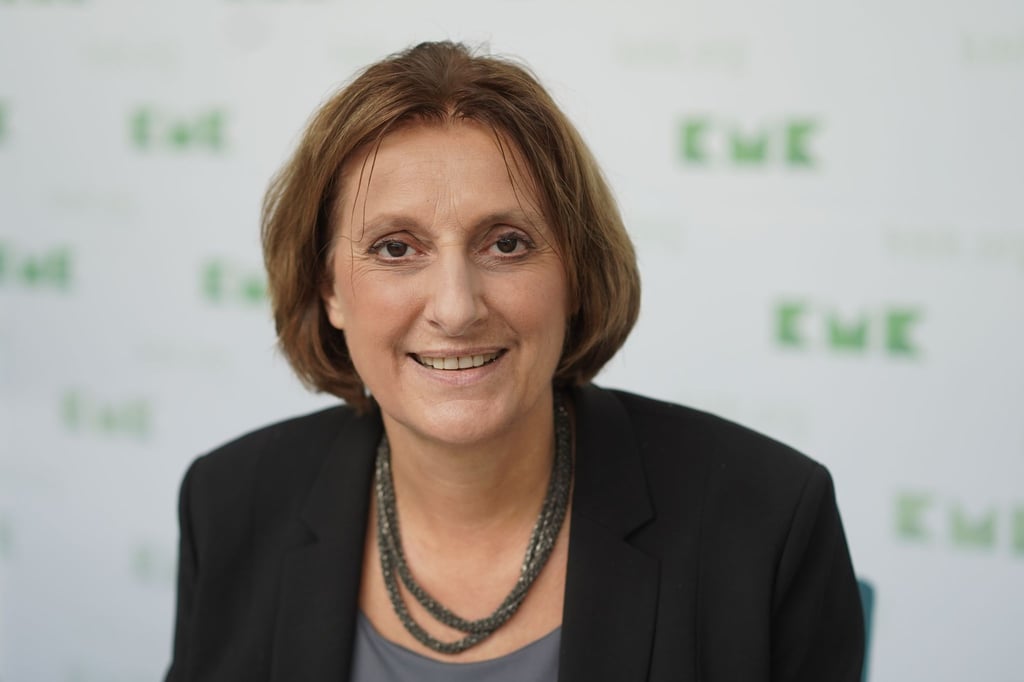 Britta Ernst, Jugendministerin in Brandenburg, lächelt.