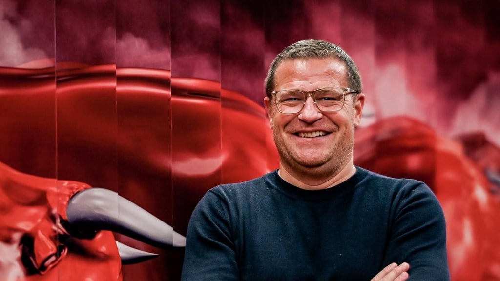 Max Eberl im Inneren der Trainingsakademie am Cottaweg.