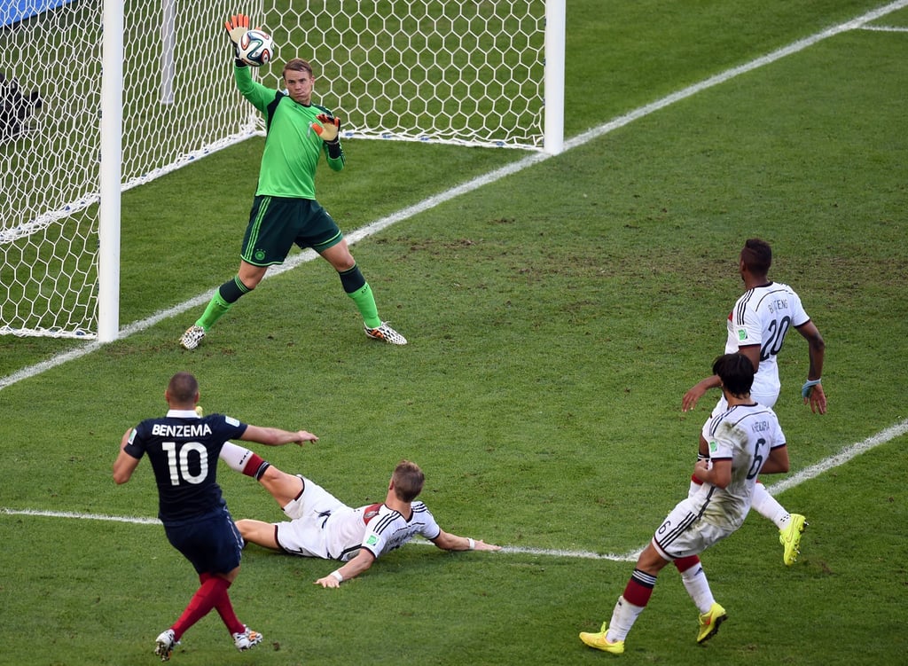 Manuel Neuer pariert den Schuss von Frankreichs Karim Benzema im WM-Viertelfinale 2014.