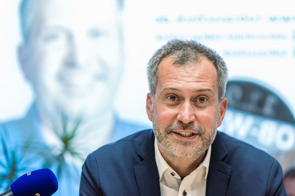 Der zukünftige Oberbürgermeiser der Stadt Cottbus, Tobias Schick (SPD) gibt nach seinem Wahlsieg eine Pressekonferenz.