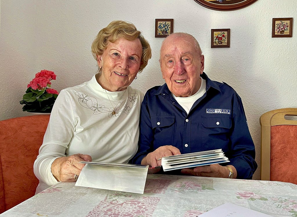 Immer wieder gern blättern Edeltraud und Siegfried Spanuth in alten Fotos und lassen die gemeinsamen 65 Ehejahre Revue passieren. Das Jubiläum begingen sie mit Freunden und Verwandten in Harsleben.