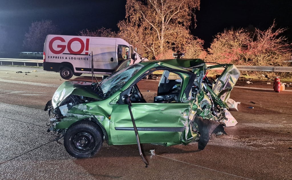 Die beiden Unfallfahrzeuge stehen auf der Autobahn A9 im Landkreis Potsdam-Mittelmark.