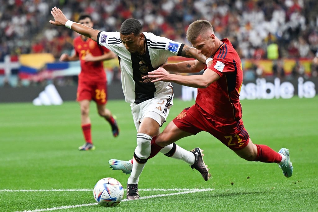 Hinten rechts in der Viererkette spielte dieses Mal Thilo Kehrer (l).