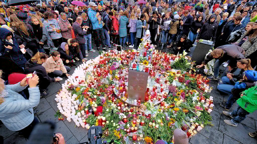 Auf dem Marktplatz in Halle gedachten Menschen im Jahr 2019 der Opfer des rechtsextremen Anschlags am 9. Oktober.