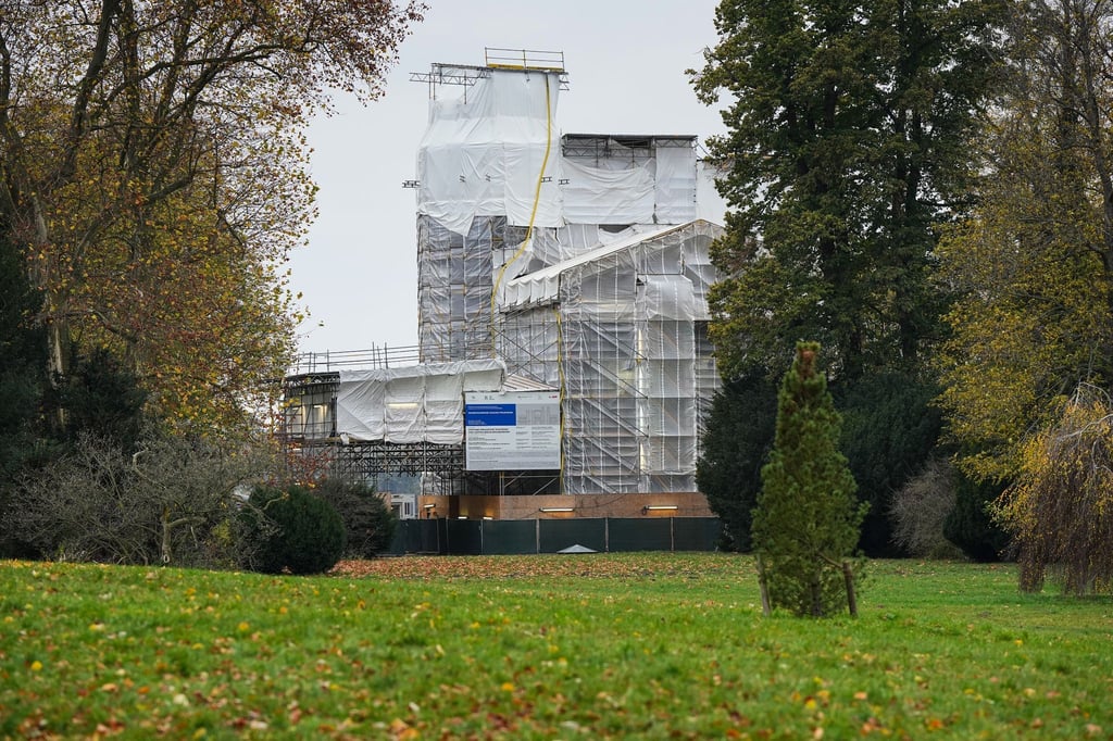 Das Schloss auf der Pfaueninsel ist eingerüstet und die Fassade von einer weißen Plane verdeckt.
