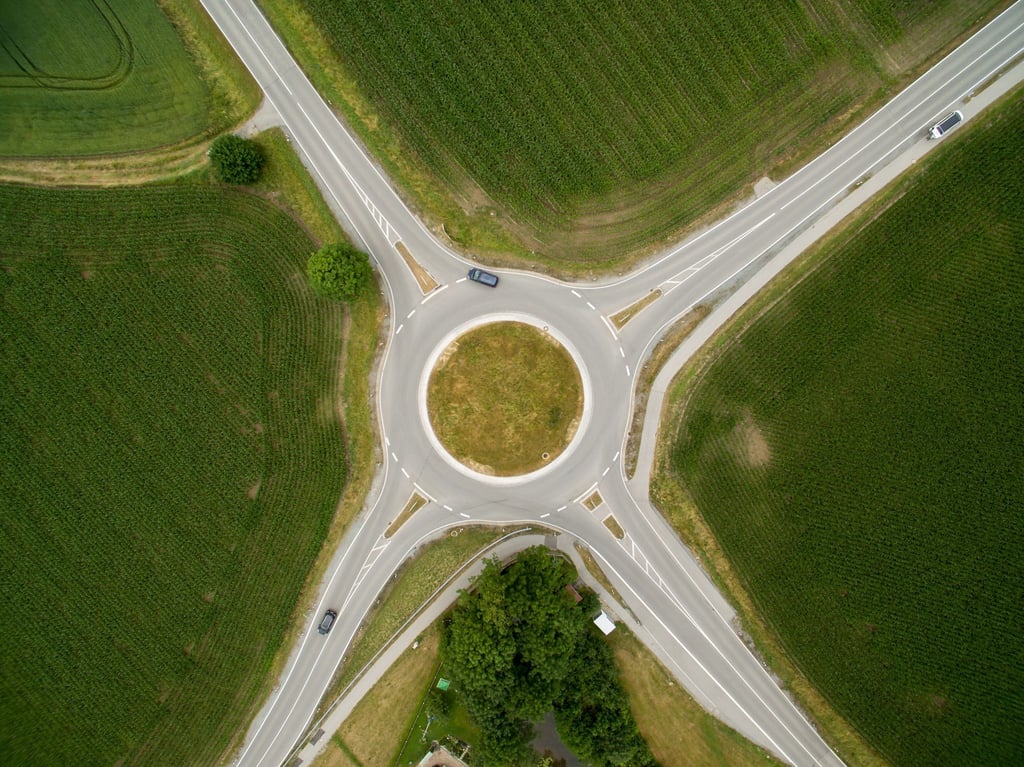 Wer Vorfahrt hat und wer warten muss, ist in einem Kreisverkehr eindeutig geregelt.