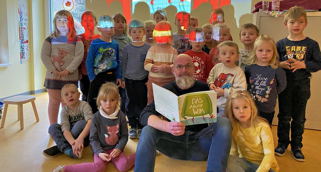 Thomas Borchmann inmitten der Kinder in der Dingelstedter Kindertagesstätte, einem von drei Stopps, die er dieser Tage in den Einrichtungen der Gemeinde gemacht hat.