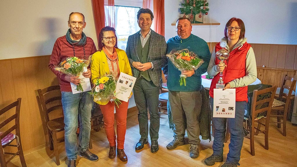 OB Robert Reck mit den Vorständen der drei bestplatzierten Vereine: Rechts Andreas Michaelis und Nicole Wenzel mit dem Pokal. Links Klaus-Peter Kleinschmager vom Schenkenbusch und Frau Hensel vom Verein Fichtenbreite.