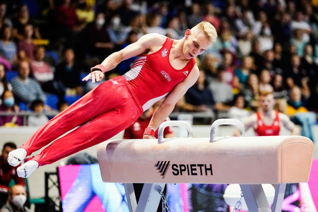 Lucas Kochan (SC Cottbus) turnt am Pauschenpferd.