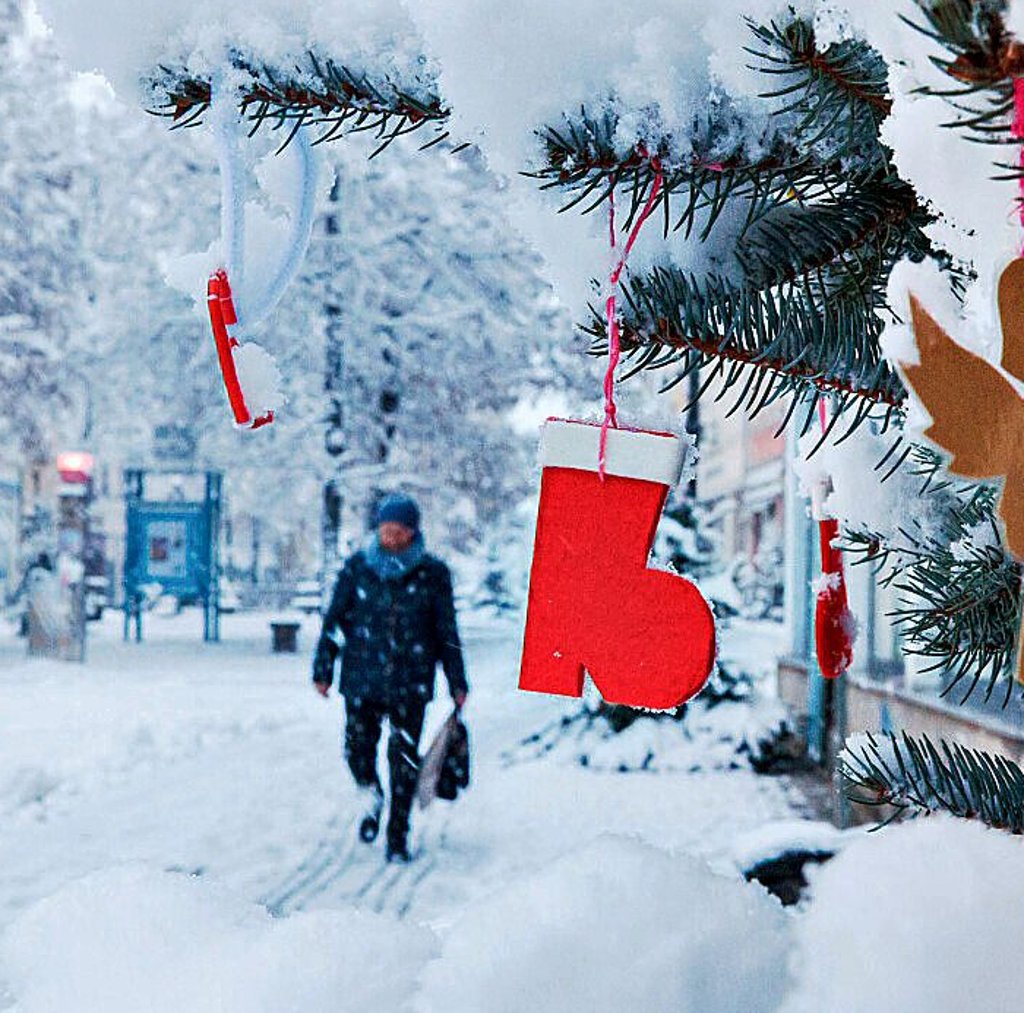Die Zeitzer Innenstadt in Weiß gehüllt. Auch Fußgänger hatten mit winterlichen Wegen zu kämpfen.