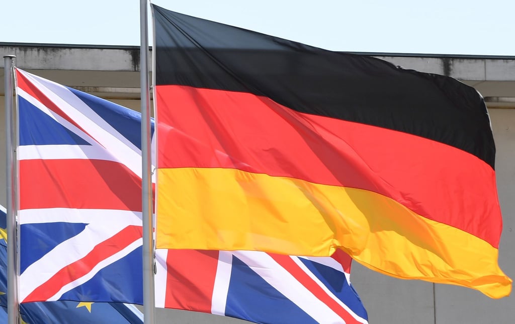 Die britische und die deutsche Flagge wehen vor dem Bundeskanzleramt.