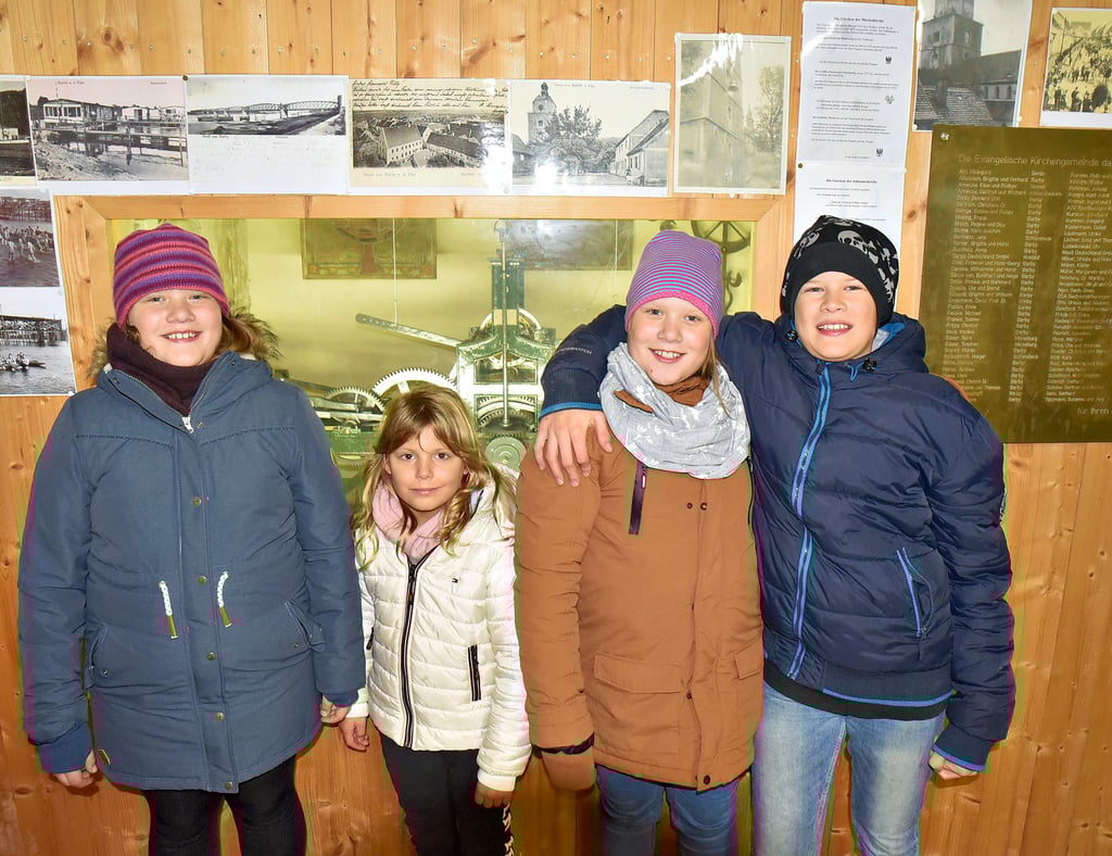 Die „außerordentliche“ Kirchturmöffnung veranlasste auch Lia (von links), Pia, Zoe und Ben aus Kleinmühlingen mal, die Aussicht zu wagen. Interessant war auch die alte Uhr, vor der die Kinder stehen.