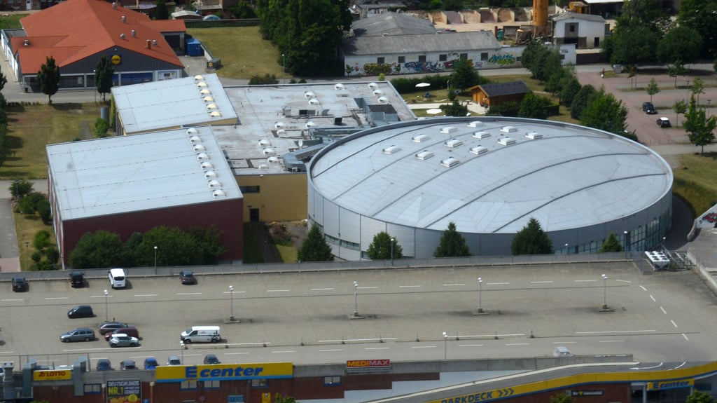 Das Ascherslebener Ballhaus soll für eine bessere Energiebilanz auf die mögliche Installation von Photovoltaikanlagen geprüft werden.