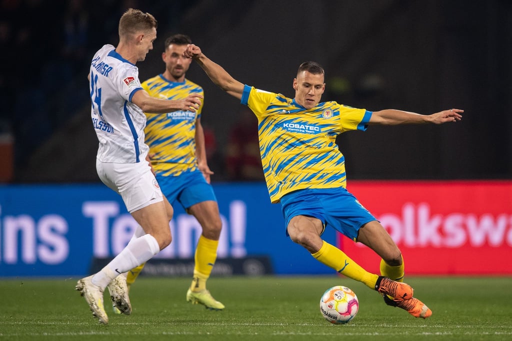 Braunschweigs Filip Benkovic (r) spielt gegen Rostocks Svante Ingelsson (l).