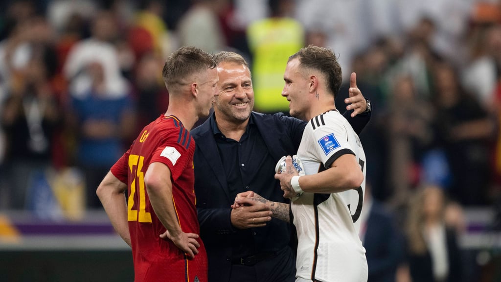 Kollegen bei RB: Spaniens Dani Olmo (l.) und DFB-Spieler David Raum zusammen mit Bundestrainer Hanso Flick