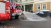 Die Feuerwehr bereiniget die Straße vom Öl
