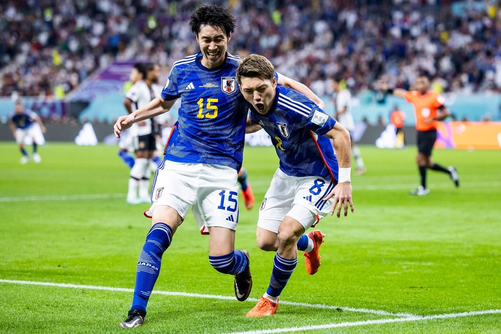 Japans Ritsu Doan (r) bejubelt sein Tor zum 1:1 mit Daichi Kamada.