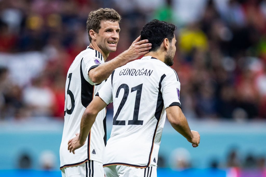 Deutschlands Thomas Müller (l) und Ilkay Gündogan (r). (