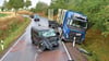 Nach dem schweren Unfall auf der L 66 in Fahrtrichtung Hedersleben im August markiert die Polizei die Spuren der beteiligten Fahrzeuge. 