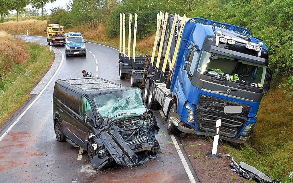Nach dem schweren Unfall auf der L 66 in Fahrtrichtung Hedersleben im August markiert die Polizei die Spuren der beteiligten Fahrzeuge.