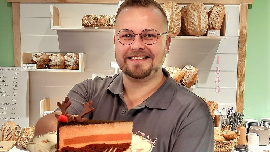 Konditor Konrad Behrends in seinem neuen Café in Stendal: Passend zur Weihnachtszeit bietet er eine Rudolph-Torte an.