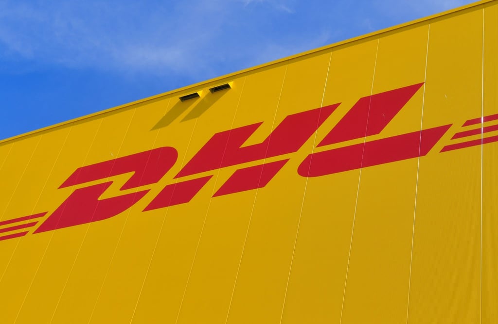 Das Logo des Paketdienstes DHL der Deutschen Post auf der Fassade eines Paketzentrums.