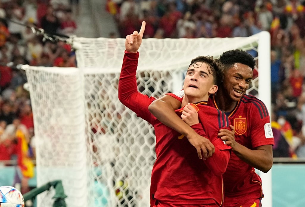Spaniens Gavi (l) jubelt mit Jose Gaya nach über sein Tor zum 5:0 gegen Costa Rica.