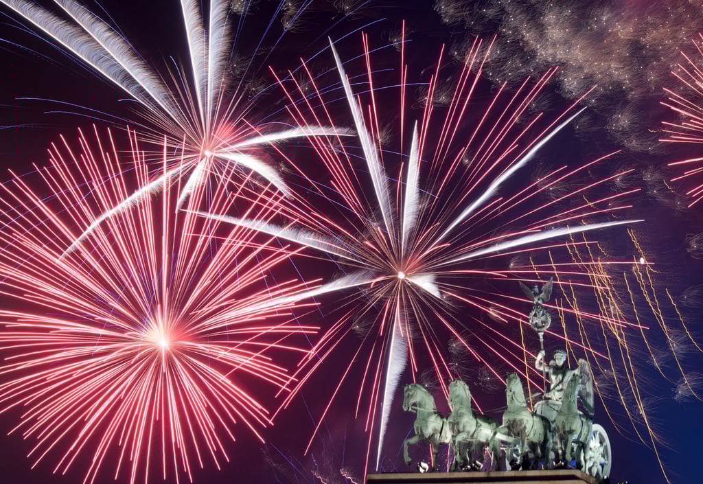 Ein Feuerwerk ist während Deutschlands größter Silvesterparty hinter dem Brandenburger Tor zu sehen.