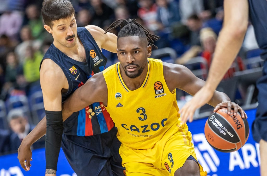 Albas Jaleen Smith (r) kämpft gegen Nicolas Laprovittola von FC Barcelona um den Ball.