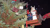 Der Arendseer Weihnachtsengel alias Nadine Schütte hängte zusammen mit Paul Goyer die bunt verpackten Geschenkpakete an den Tannenbaum auf dem Marktplatz: Das erste Türchen im lebendigen Adventskalender ist geöffnet.