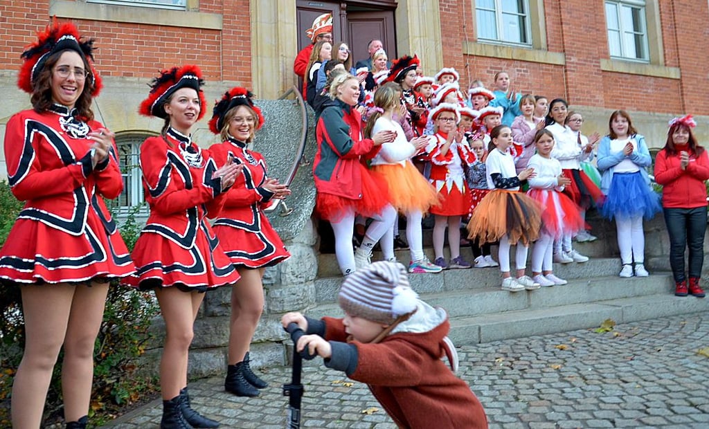 Farblich dürfte der Staßfurter Carnevalsverein, hier am 11.11.22 vorm Rathaus, auch zu einem Weihnachtsmarkt passen.