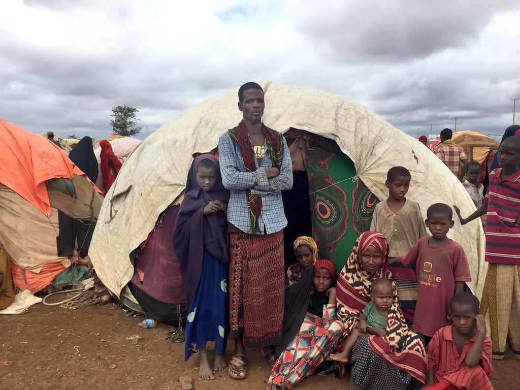 Habibas Familie lebt in einer zeltartigen Hütte in einem Flüchtlingslager in Somalia.