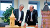 Wilhelm Kleinschmidt (li.) und Dino Höll unterzeichnen den Sponsoringvertrag für das kommende Jahr. 