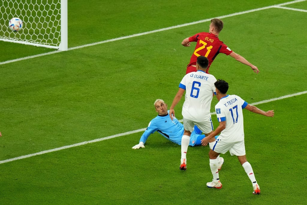 Spaniens Dani Olmo (21) erzielt mit dem 1:0 gegen Costa Rica das 100. WM-Tor für sein Land.