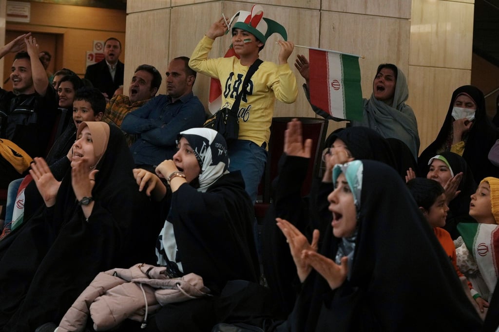 Iranische Fans verfolgen das Spiel gegen USA auf einem Großbildschirm in einem Kulturzentrum in Teheran.