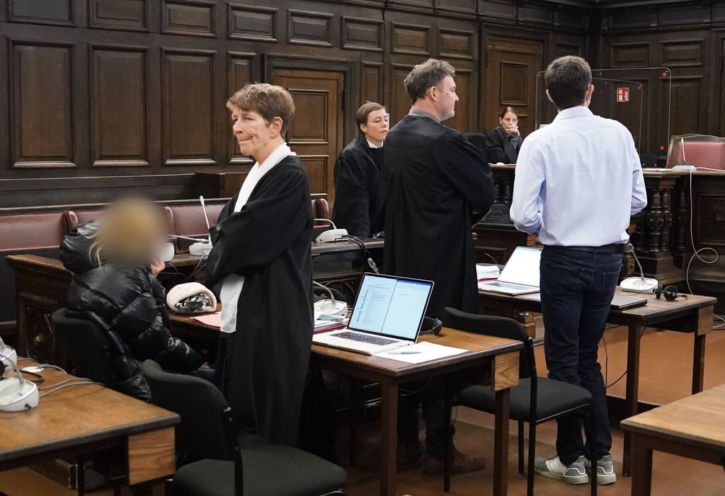 Das angeklagte Ehepaar (l und r) zu Beginn des Prozesses im Strafjustizgebäude in Hamburg.