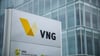 Logo des Unternehmens VNG vor dem Hauptsitz der Firma.