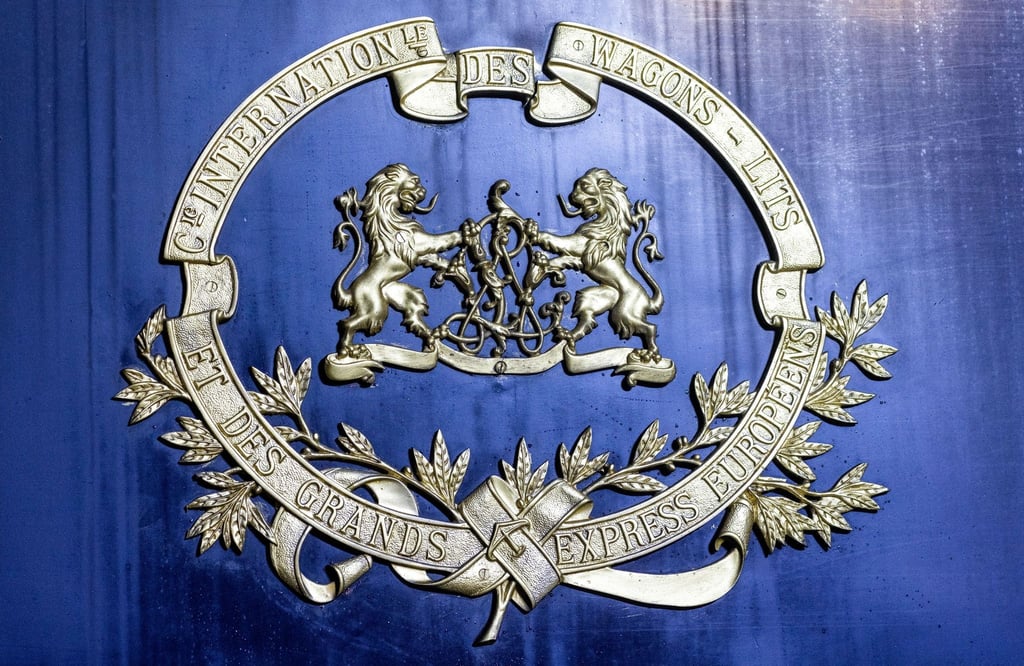 Das Orientexpress-Wappen am 1941 gebauten Schlafwagen aus dem legendären Zug ist nach dem Übersetzen auf das Museumsgleis neben dem historischem Bahnhof zu sehen.