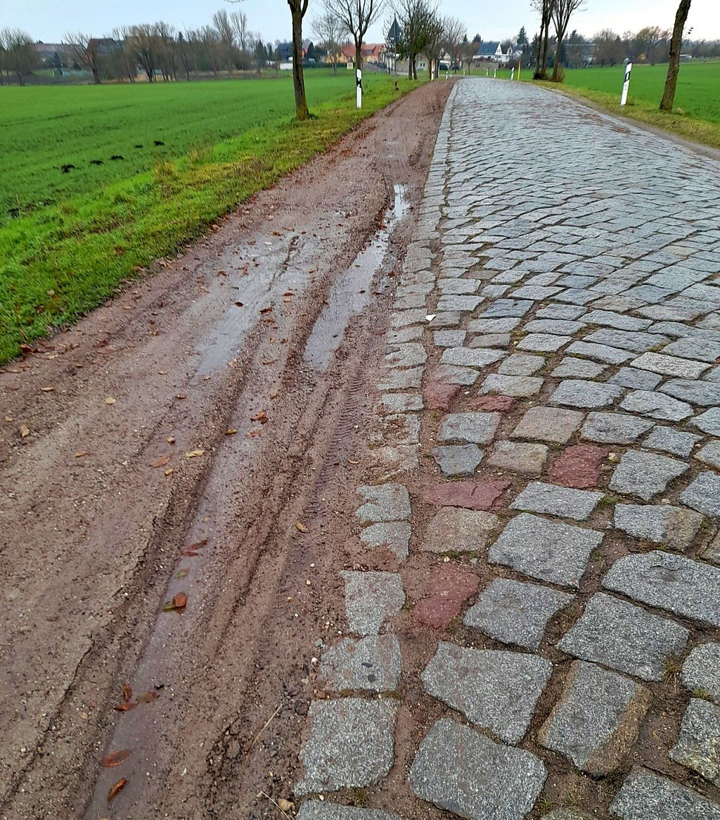 Der Randstreifen der Kreisstraße von Micheln in Richtung Klietzen ist nach der Sanierung für Radfahrer gar nicht mehr befahrbar.