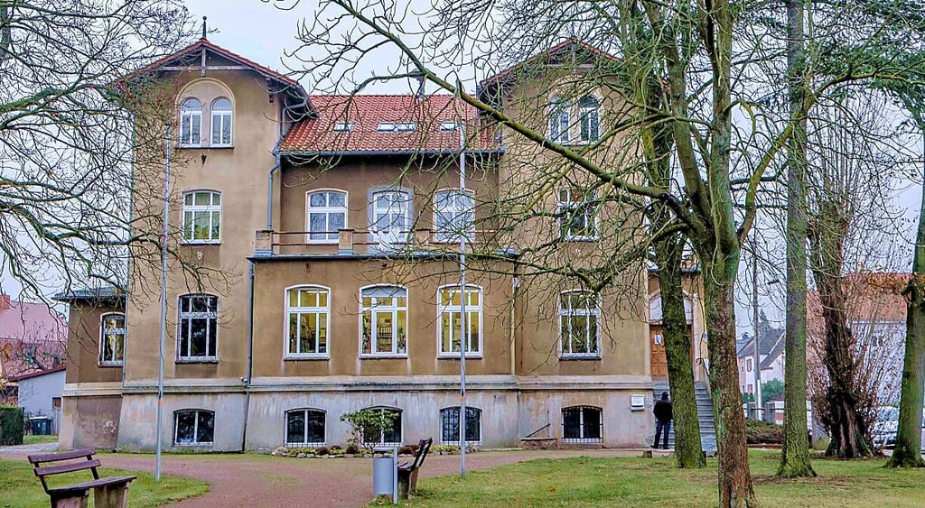 Rathaus in Oranienbaum: Um zu sparen, wurde auch in der Kernverwaltung in der Vergangenheit Personal abgebaut. 28 sind sie noch.