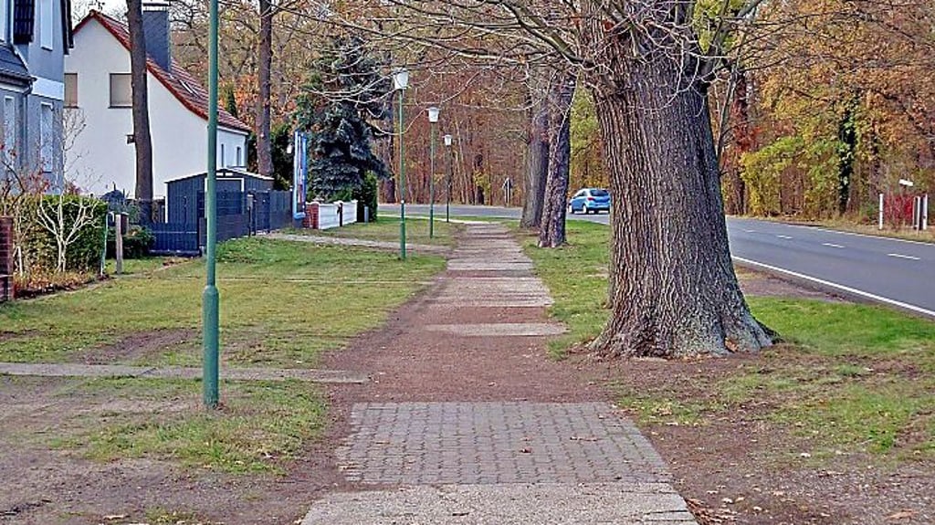 Der Fußweg in der Dessauer Straße in Oranienbaum