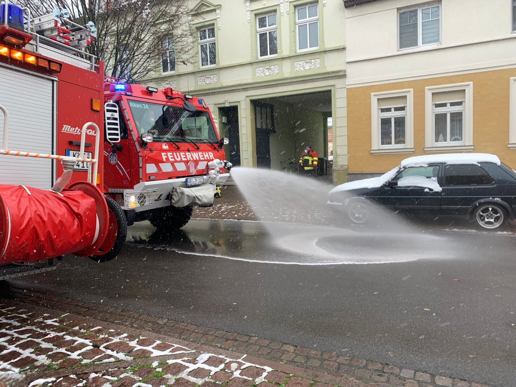 Die Feuerwehr bereiniget die Straße vom Öl