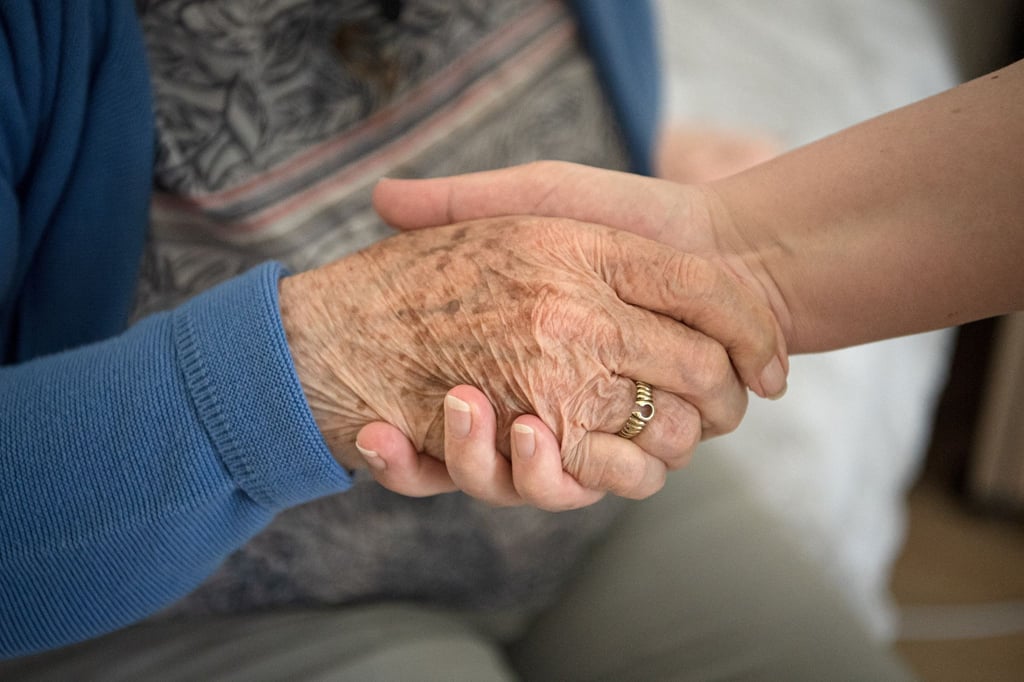 Menschen, die Vater, Mutter, Ehepartner oder andere Angehörige pflegen, sind deutlich häufiger einem Risiko von Armut ausgesetzt als die Bundesbürgerinnen und Bürger im Schnitt.